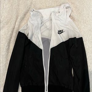 black and white nike windbreaker - size xs/s